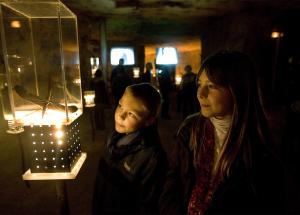Enfants regardant un objet de l'artisanat de tranchée dans la Caverne du Dragon-Musée du Chemin des Dames (Aisne)